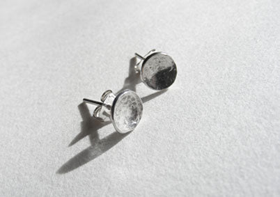 Silver round pebble disk hammered stud earrings