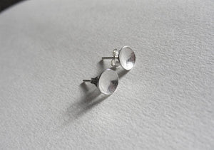 Silver round pebble disk stud earrings